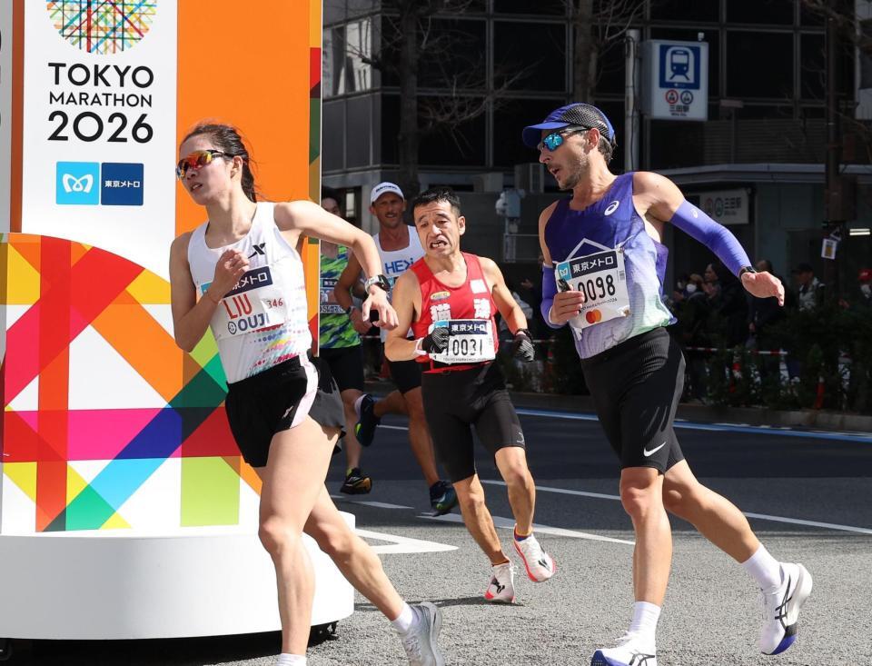 折り返し地点を走る猫ひろし（中央）＝撮影・佐々木彰尚