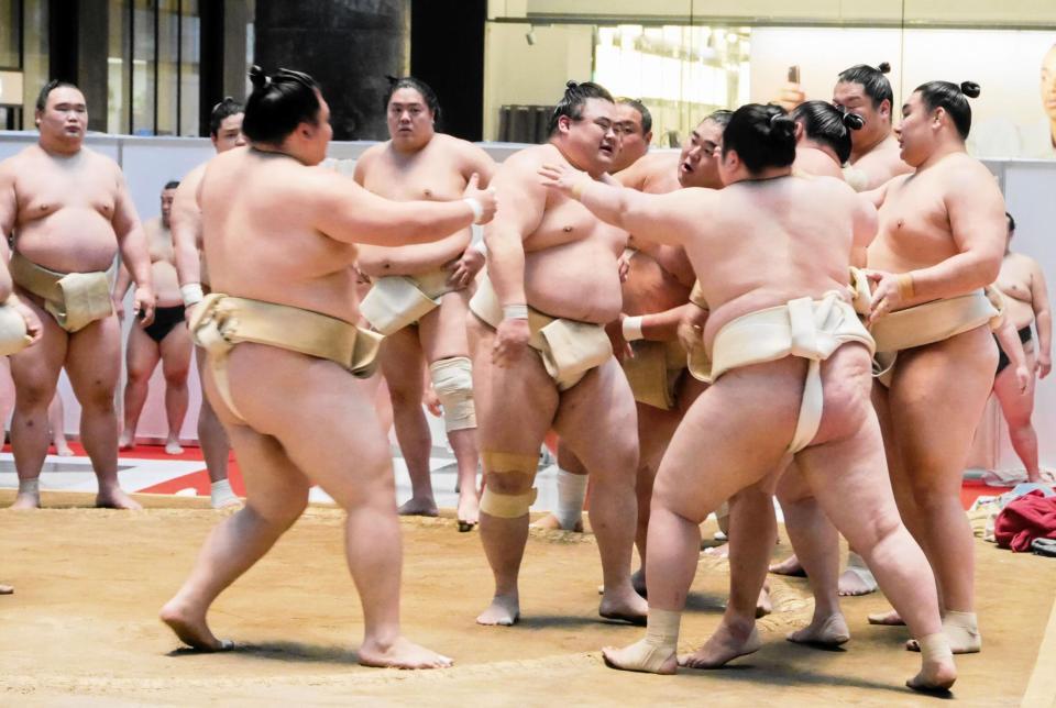 申し合いで勝ち残り、売り込みを受ける隆の勝（土俵中央）