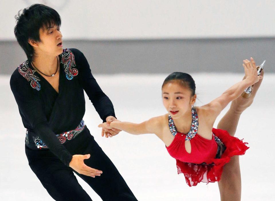 ペアＳＰで演技する高橋成美、木原龍一組＝２０１３年