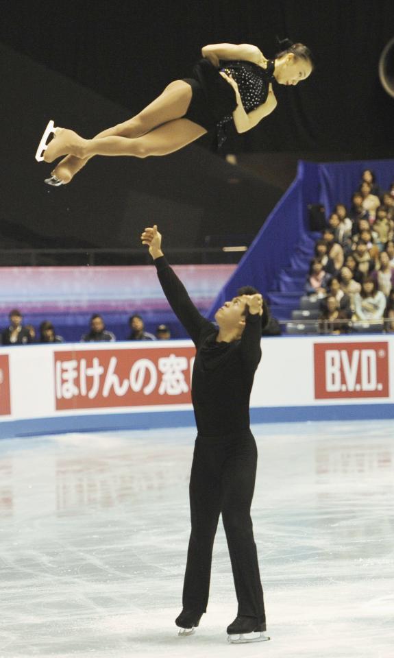 マービン・トランと演技する高橋成美＝２０１２年