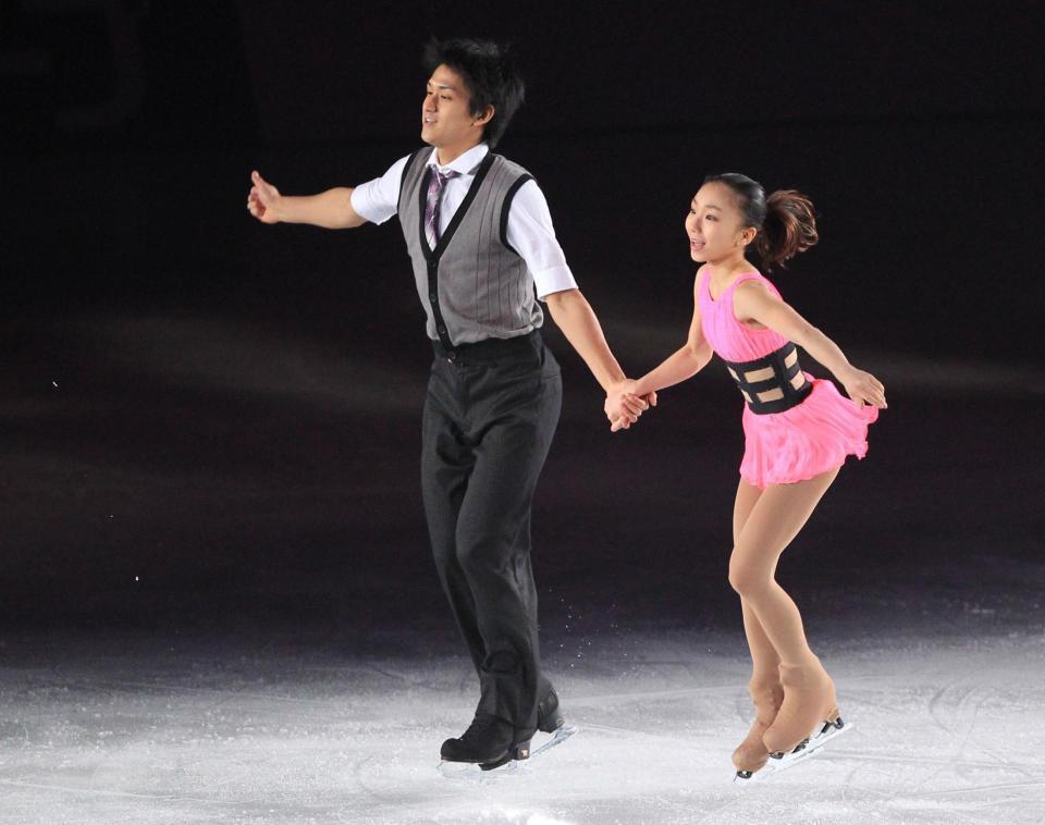 息の合った演技を披露する木原龍一・高橋成美組＝２０１５年１月１０日、なみはやドーム