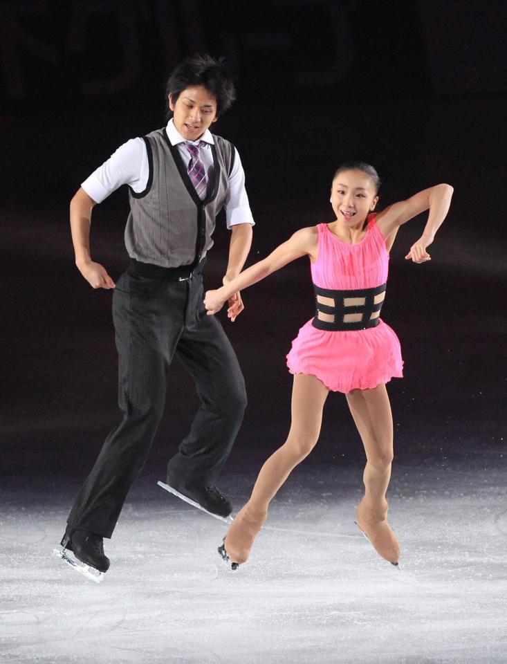 息の合った演技を披露する木原龍一・高橋成美組＝２０１５年１月１０日、なみはやドーム