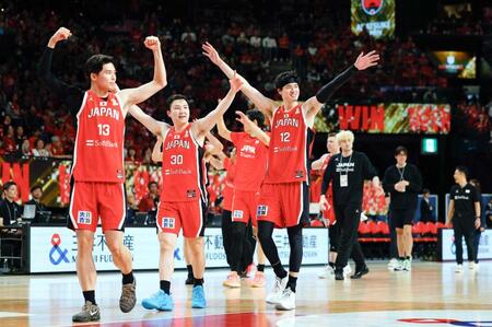 　韓国に競り勝ち、集まったファンにあいさつする（手前左から）金近、富永、渡辺雄