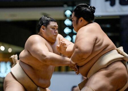　二所ノ関一門の連合稽古で、汗を流す大の里（左）と琴桜
