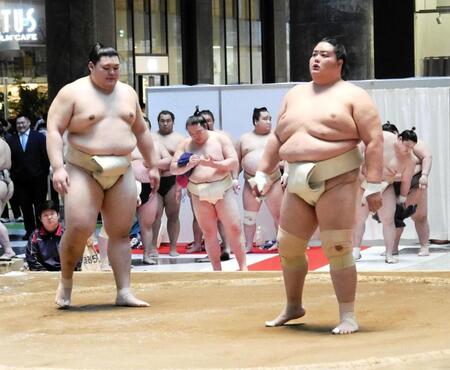 三番稽古を行う琴桜（右）と大の里