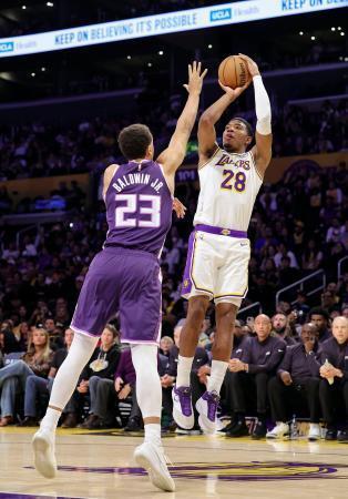 　キングズ戦でシュートを放つレーカーズの八村＝ロサンゼルス（ゲッティ＝共同）