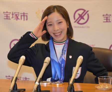 金メダル獲得を宝塚市長に報告後、会見に臨む三浦璃来（撮影・金居みつよし）