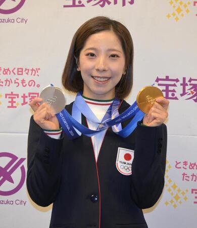 金メダル獲得を宝塚市長に報告する三浦璃来＝宝塚市役所