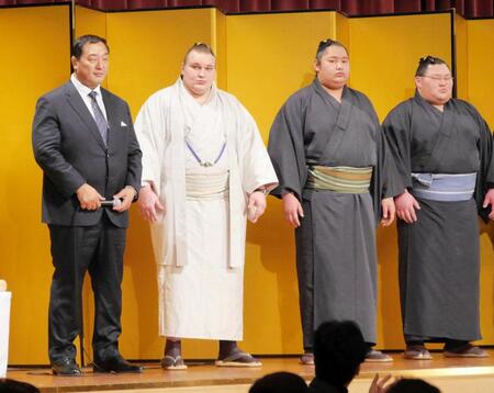 安治川部屋激励会に参加した（左から）安治川親方と安青錦ら＝大阪市内