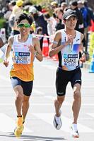 　４０キロ付近、力走する大迫傑（右）と鈴木健吾（代表撮影）