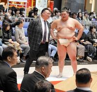 三番稽古後に二所ノ関親方と話し込む大の里