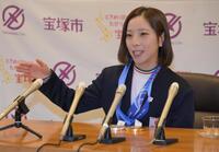 金メダル獲得を宝塚市長に報告後、会見に臨む三浦璃来＝宝塚市役所（撮影・金居みつよし）