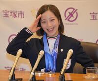 金メダル獲得を宝塚市長に報告後、会見に臨む三浦璃来（撮影・金居みつよし）