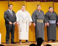 安治川部屋激励会に参加した（左から）安治川親方と安青錦ら＝大阪市内