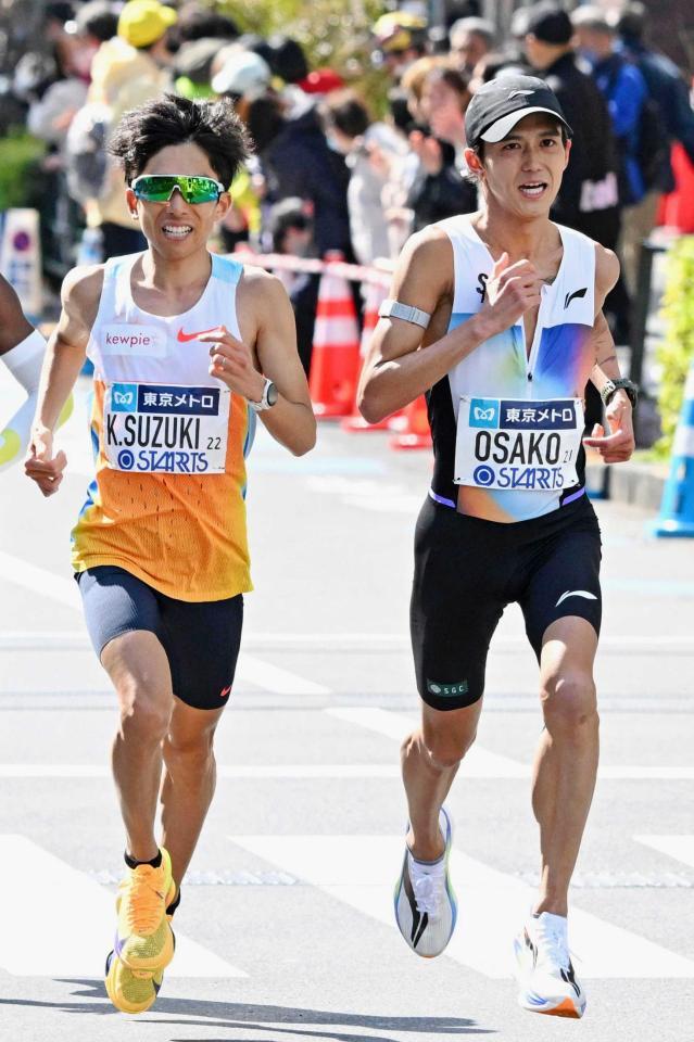 　４０キロ付近、力走する大迫傑（右）と鈴木健吾（代表撮影）