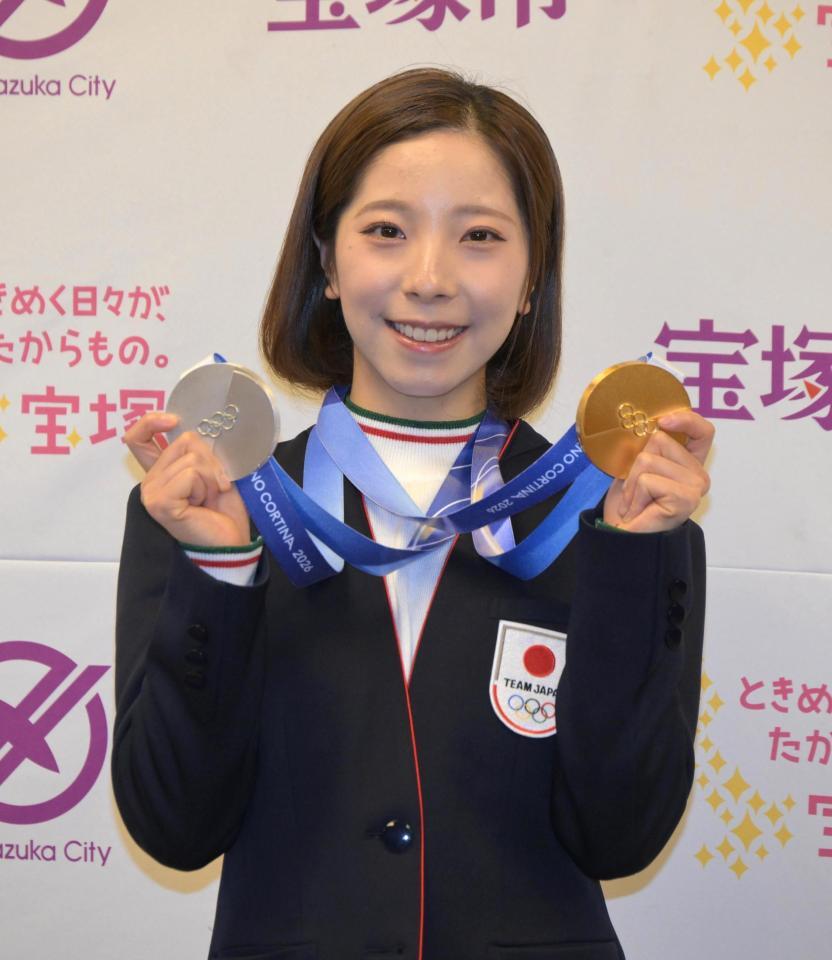 金メダル獲得を宝塚市長に報告する三浦璃来＝宝塚市役所