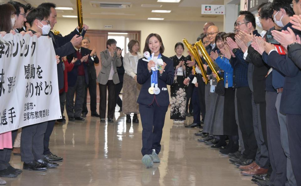 金メダルを獲得、表敬訪問した宝塚市の職員に出迎えられ笑顔の三浦璃来（撮影・金居みつよし）
