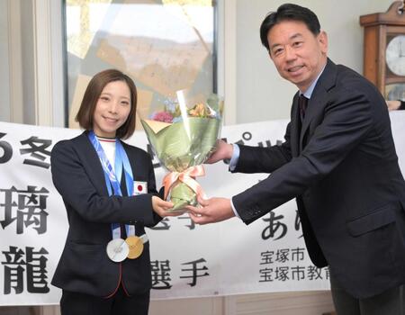 　宝塚市の森市長（右）から祝福の花束を手渡される三浦璃来＝宝塚市役所（撮影・金居みつよし）