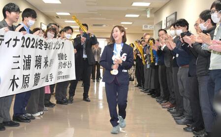 　宝塚市役所職員の出迎えに笑顔を見せる三浦璃来（撮影・金居みつよし）