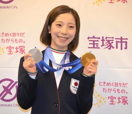 会見を終え金銀メダルを披露する三浦璃来＝２日