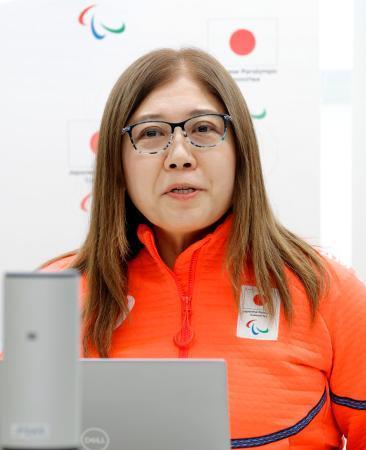 　ミラノ・コルティナ冬季パラリンピックの競技開始を前に、記者会見する日本選手団の大日方邦子団長＝３日、イタリア・コルティナダンペッツォ（共同）