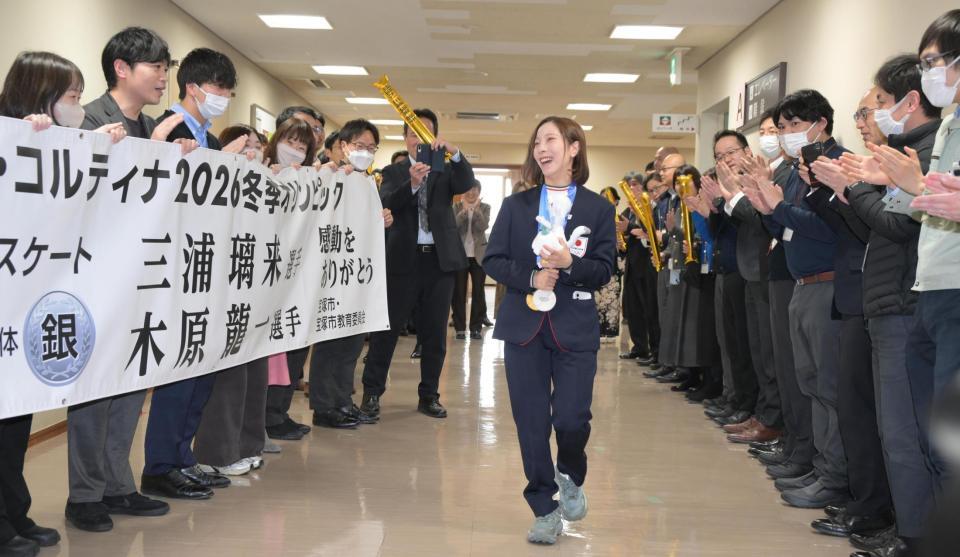 金メダルを獲得、表敬訪問した宝塚市の職員に出迎えられ笑顔の三浦璃来＝２日