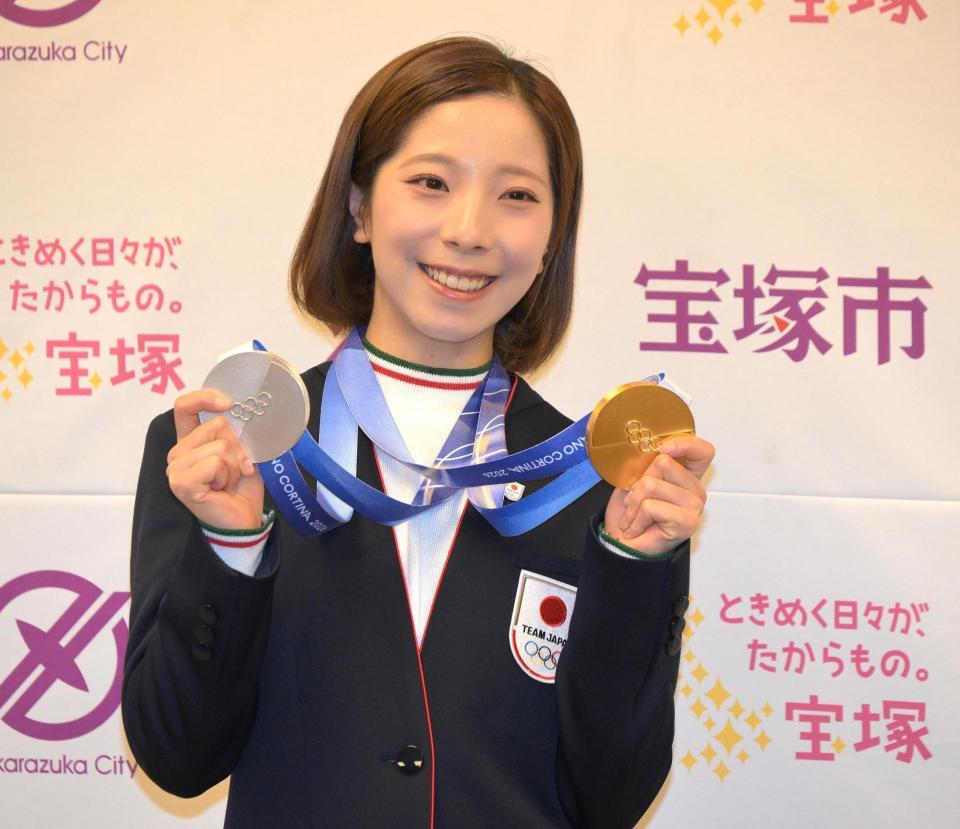 会見を終え金銀メダルを披露する三浦璃来＝２日