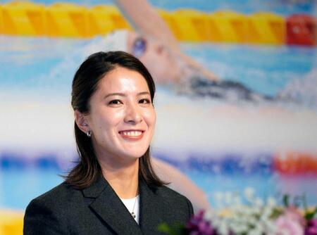 引退の記者会見で笑顔を見せる競泳女子の大橋悠依さん＝２４年１０月