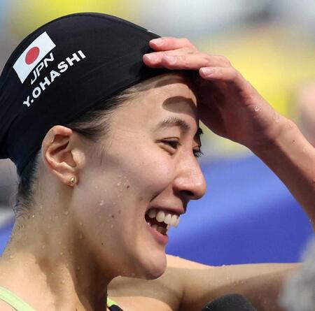 パリ五輪競泳女子２００メートル個人メドレー準決勝を終え笑顔でインタビューを受ける大橋悠依さん＝２４年８月