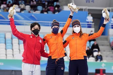 　２０２２年北京五輪のスピードスケート女子１５００メートルの表彰台に上がった（左から）銀メダルの高木美帆、金のイレイン・ブスト、銅のアントワネット・デヨング＝北京