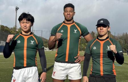 京産大が本格始動しポーズをとる（左から）副将の村田、主将の石橋、副将の高木