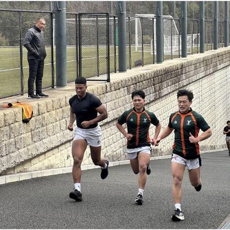 元木ＧＭ（左上）が見守る前で坂道ダッシュをする京産大の石橋チューカ主将（中央）