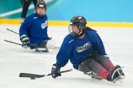 　練習するパラアイスホッケーの福西（右）＝ミラノ（共同）