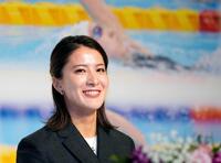 引退の記者会見で笑顔を見せる競泳女子の大橋悠依さん＝２４年１０月