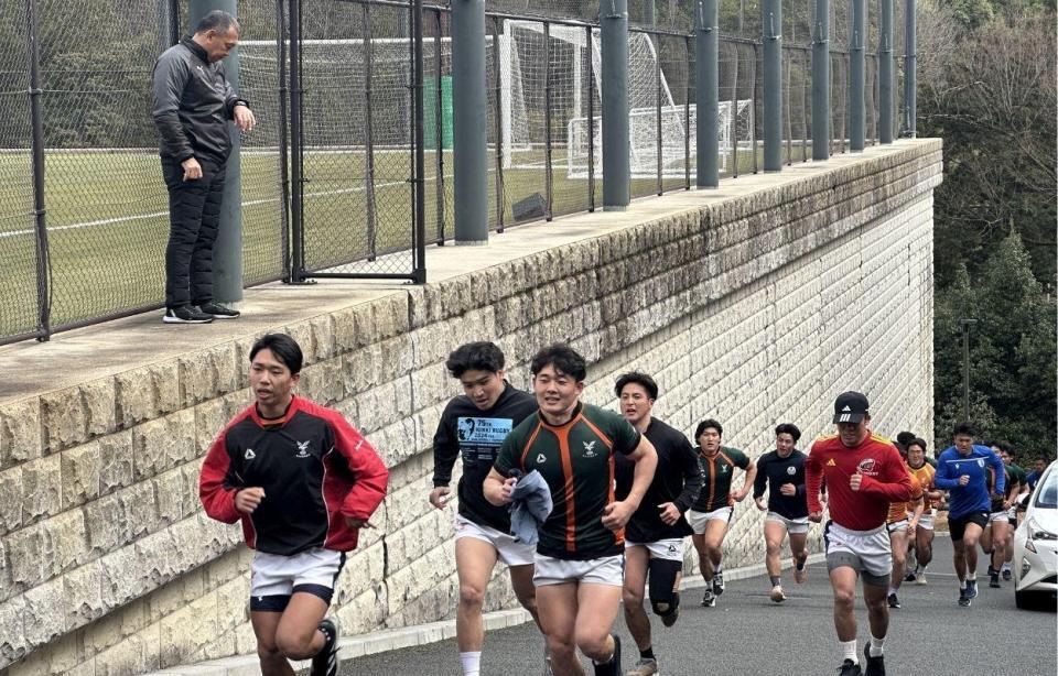 元木ＧＭ（左上）が見守る前で坂道ダッシュをする京産大のメンバー