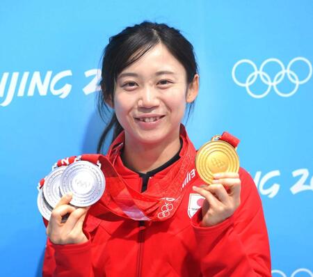 北京五輪で獲得した金メダルと銀メダル３枚を手にする高木美帆
