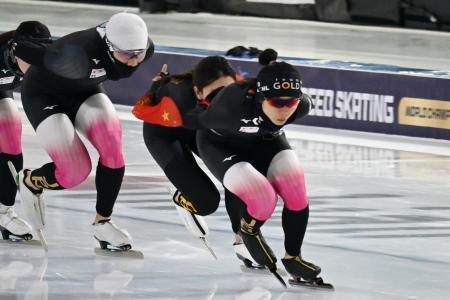 　スピードスケート世界選手権に向け、本番会場で調整する高木美帆（右）＝４日、ヘーレンフェイン（共同）