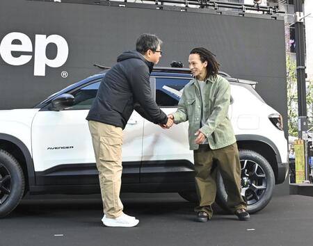 「新型Ｊｅｅｐ］」プレス発表会で成田仁社長（左）と握手を交わすＪｅｅｐブランドアンバサダーの平野歩夢（撮影・持木克友）