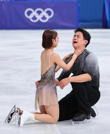 ペアフリーの演技を終え、感極まる木原龍一（右）と、寄り添う三浦璃来＝１６日