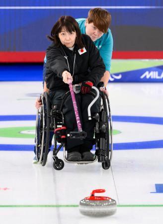 　日本-米国　第１エンド、ショットを放つ小川亜希＝コルティナダンペッツォ（共同）