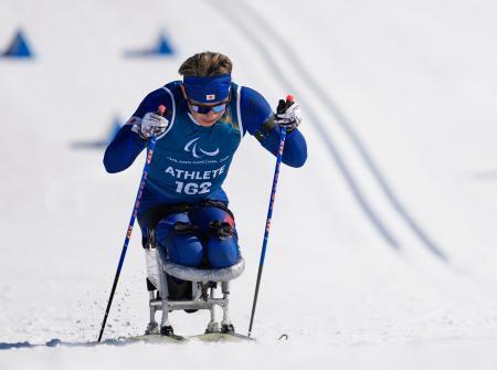 　本番会場で練習する男子座位の源貴晴＝テーゼロ（共同）