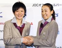 バンクーバー五輪の壮行会で浅田真央（右）と握手する高木美帆＝２０１０年１月　