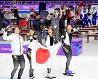 平昌五輪の女子団体追い抜きで金メダルに輝き、声援に応える（左から）菊池彩花、佐藤綾乃、高木菜那、美帆＝２０１８年２月　
