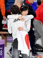 女子１０００メートルで銅メダルを獲得し、銀の小平奈緒（手前）と抱き合う高木美帆＝２０１８年２月　