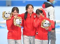 北京五輪・女子団体追い抜きの表彰式で号泣する高木菜那（右）の頭をなでる美帆（中央）。左は佐藤綾乃＝２０２２年２月　