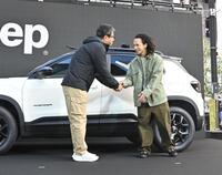 「新型Ｊｅｅｐ］」プレス発表会で成田仁社長（左）と握手を交わすＪｅｅｐブランドアンバサダーの平野歩夢（撮影・持木克友）