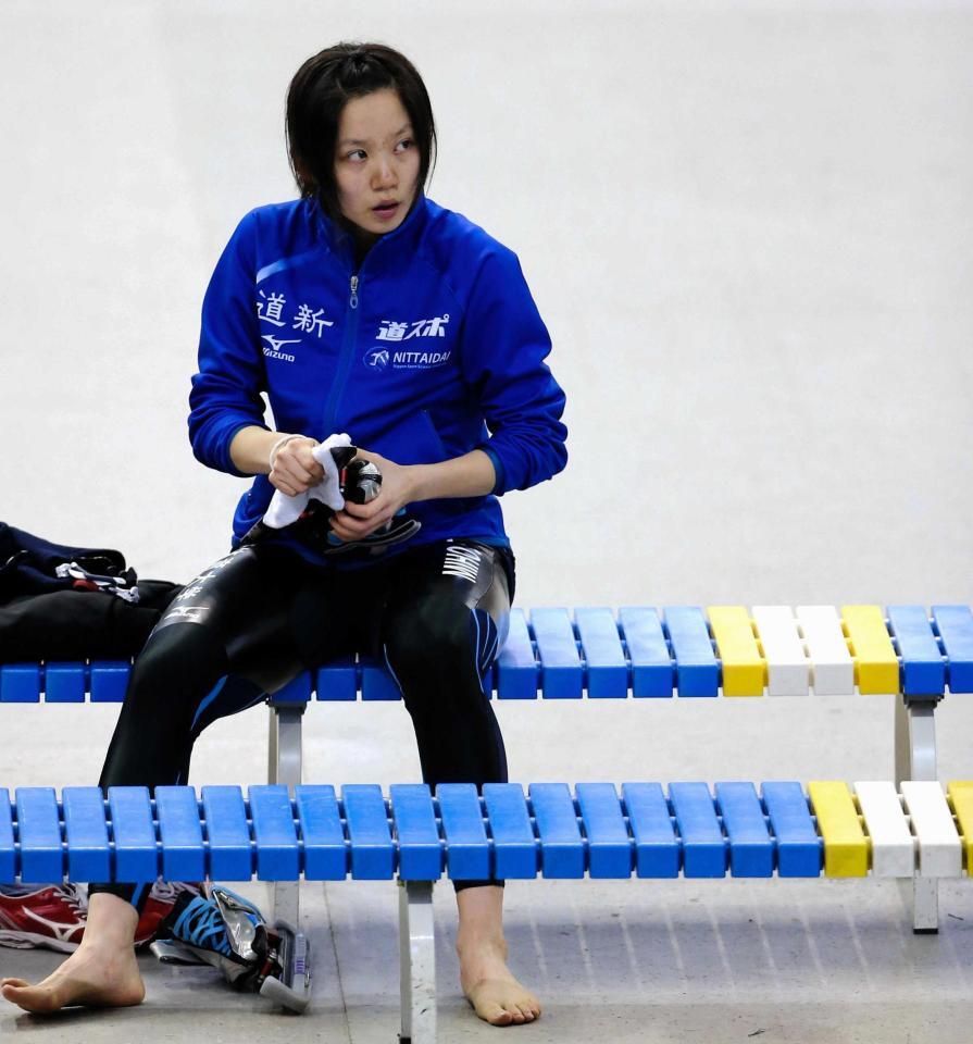 ソチ五輪代表選考会の女子１０００メートルで５位に終わり、呆然とする高木美帆＝２０１３年１２月　