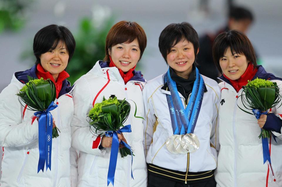 女子団体追い抜きで３人の銀メダルを掛けてもらい（左から）田畑、小平、穂積（右）と記念写真に納まる高木美帆＝２０１０年２月　