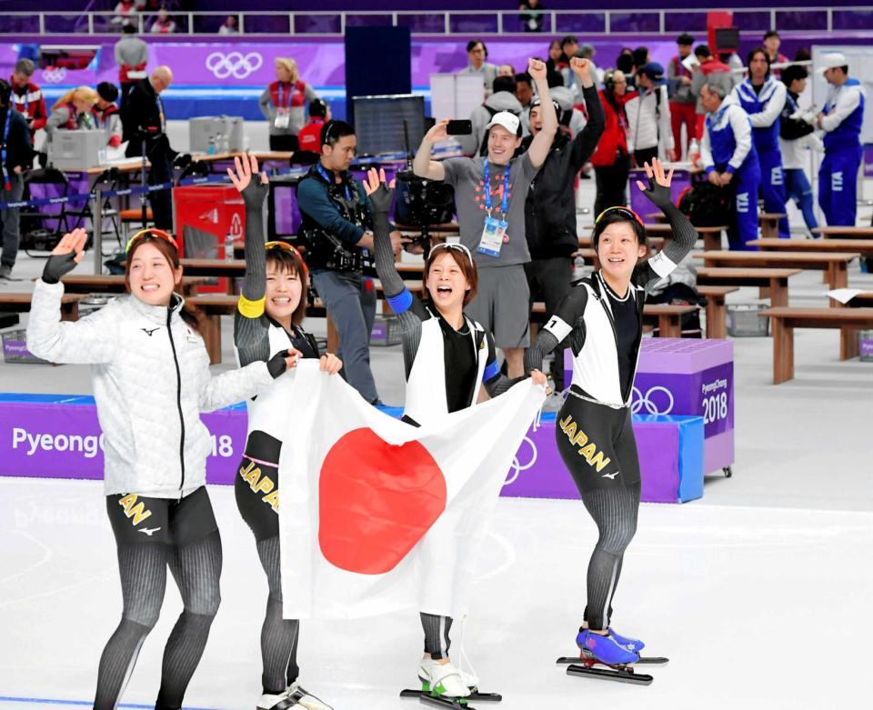 平昌五輪の女子団体追い抜きで金メダルに輝き、声援に応える（左から）菊池彩花、佐藤綾乃、高木菜那、美帆＝２０１８年２月　