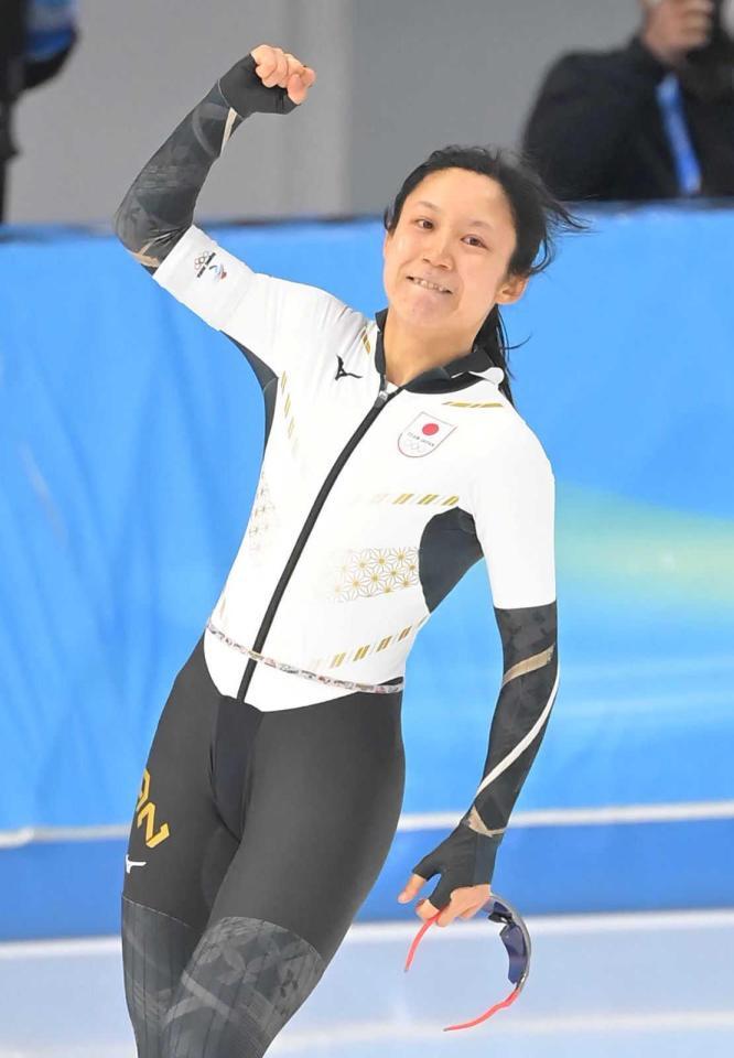 　北京五輪の女子１０００メートルで金メダルに輝き、ガッツポーズする＝２２年２月